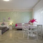 Suveranii Pensión 3*
